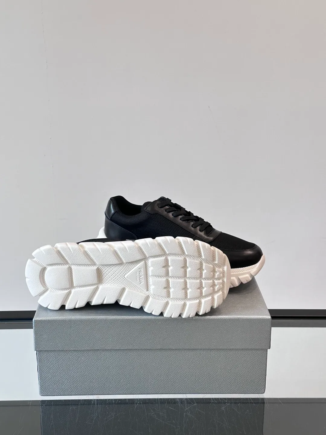p440 "PRAD＊" men's new soft leather casual sneakers. This sneaker is made of Napa cowhide. The leather is soft and delicate, with a natural texture, which improves breathability. The rubber triangle logo on the outside embellishes the shoe body. The tongue and heel are decorated with brand letter logo details. Ultra-lightweight 6cm concave and convex rubber thick sole with PRADA letter logo on the side and cowhide lining. It feels comfortable on the foot and is exquisite and versatile! Size: 38-44 (45.46 customized)